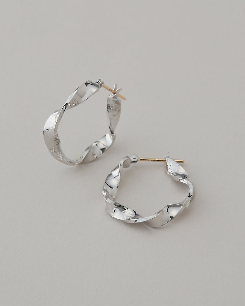 〈水〉 シルバー 水のせせらぎ フープピアス