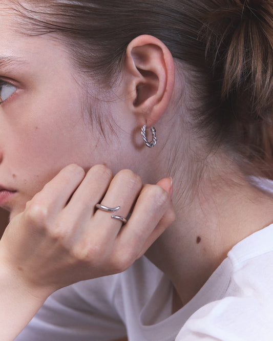 【3/12入荷】〈山〉 シルバー つる ツイスト ピアス