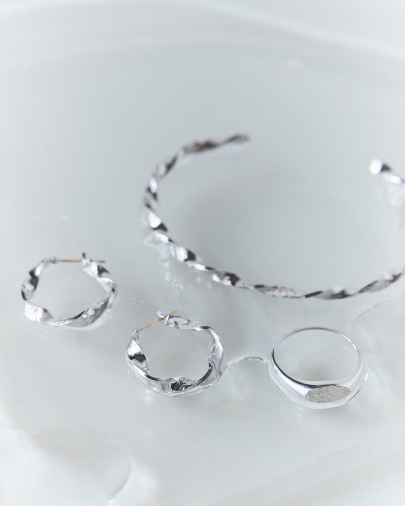 〈水〉 シルバー 水のせせらぎ フープピアス