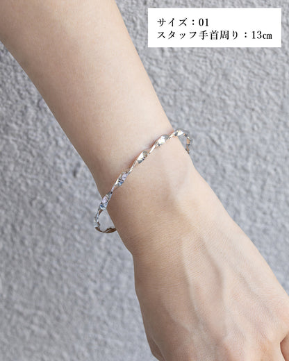 【サイズ展開 01 / 02】〈水〉 シルバー 水のせせらぎ バングル