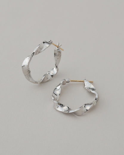 〈水〉 シルバー 水のせせらぎ フープピアス
