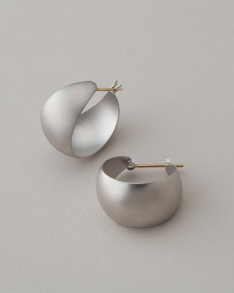 山〉 シルバー 霧 フープピアス – ANAPNOE