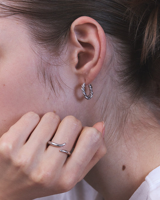 〈山〉 シルバー つる ツイスト ピアス