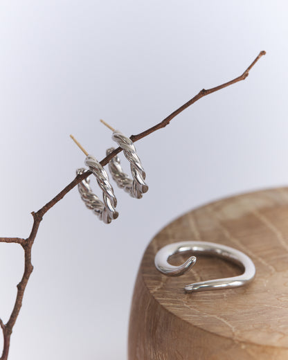 〈山〉 シルバー つる ツイスト ピアス