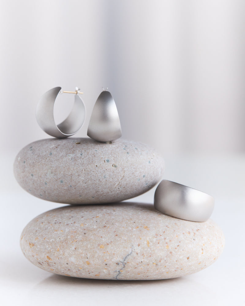 «909»◤完売◢ホワイトカラーピアス*ファルファーレ清楚な佇まい*天然シルバー 山〉 シルバー 霧 フープピアス – ANAPNOE