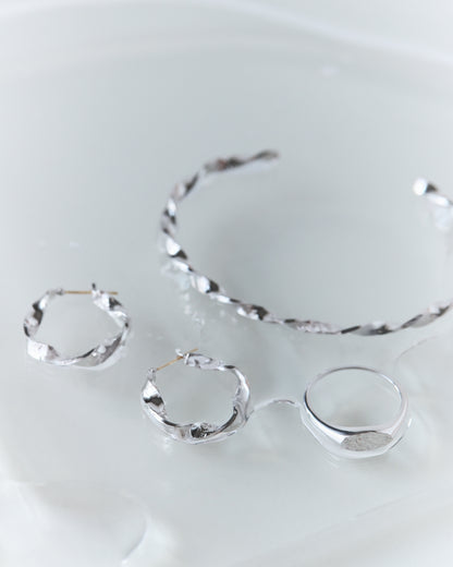 〈水〉 シルバー 水のせせらぎ フープピアス