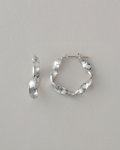 【3/6入荷】〈水〉 シルバー 水のせせらぎ フープピアス