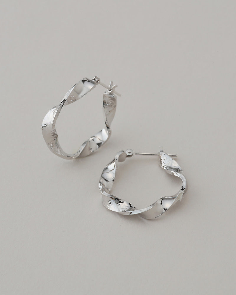 【3/6入荷】〈水〉 シルバー 水のせせらぎ フープピアス