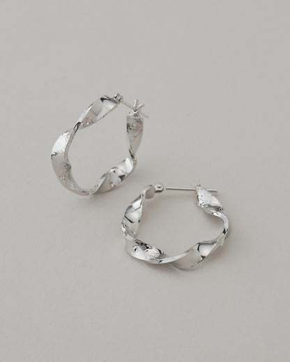 【3/6入荷】〈水〉 シルバー 水のせせらぎ フープピアス